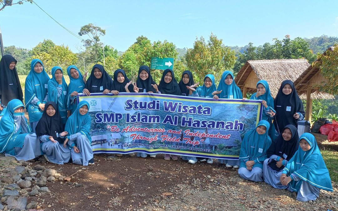 Studi Wisata SMP Islam Al Hasanah ke Kampung Durian: Be Adventurous and Independent Through Field Trip