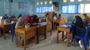 penyerahan-sertifikat-beasiswa-pendidikan-yayasan-alhasanah-di-unit-SMPI-AlHasanah-2